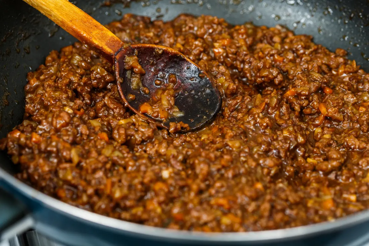 "Keto-friendly minced beef dish" "Ground beef keto recipe preparation" "Keto mince with vegetables"