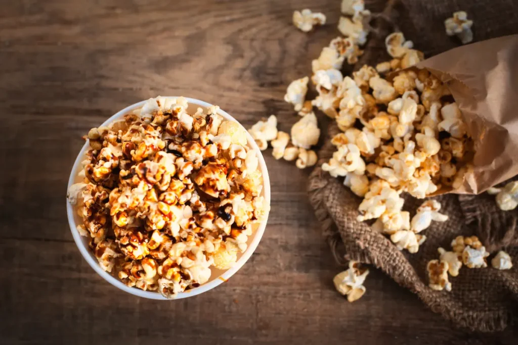 Popcorn Maker with Freshly Popped Popcorn